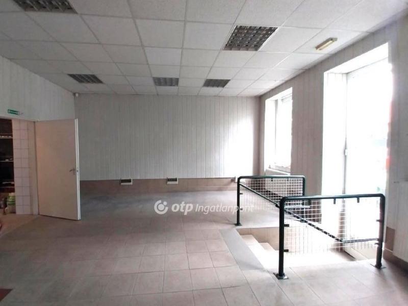 Eladó utcai bejáratú üzlethelység Nyíregyháza