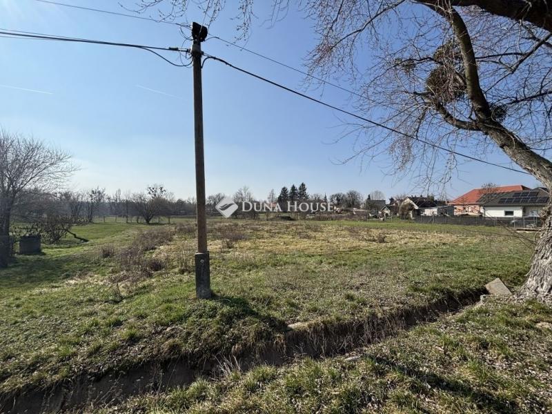 Eladó lakóövezeti telek Kömlőd