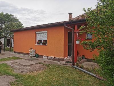 Eladó családi ház Törtel