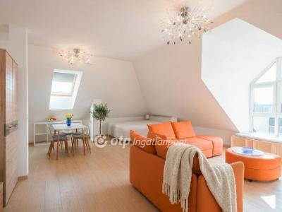 Eladó lakás Balatonkenese