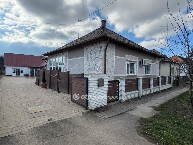 Eladó családi ház Tiszacsege