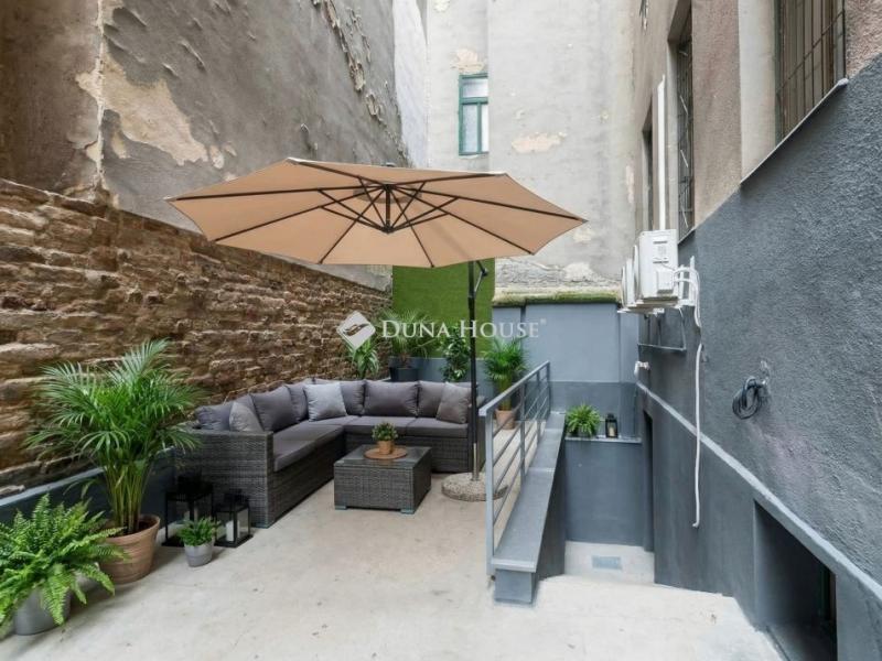 Eladó iroda családi házban Budapest