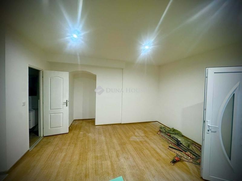 Eladó iroda családi házban Budapest