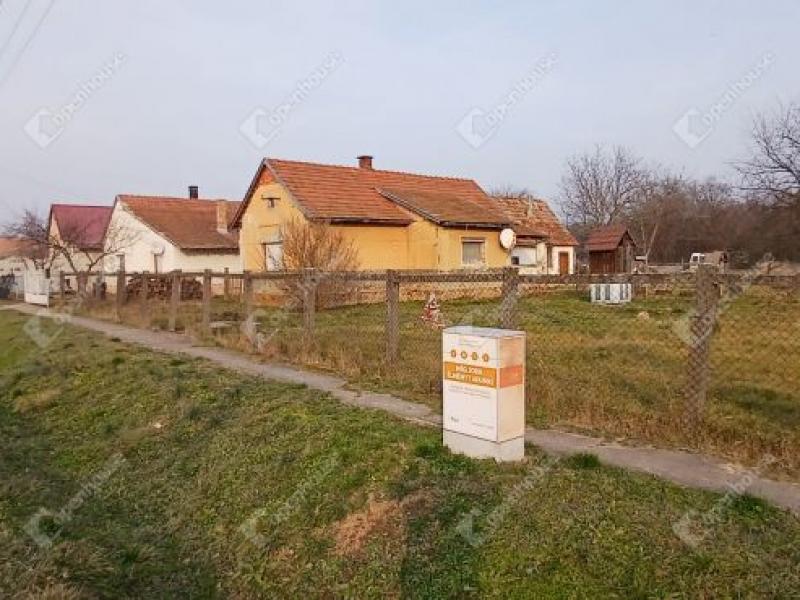 Eladó családi ház Baktüttös