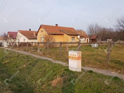 Eladó családi ház Baktüttös
