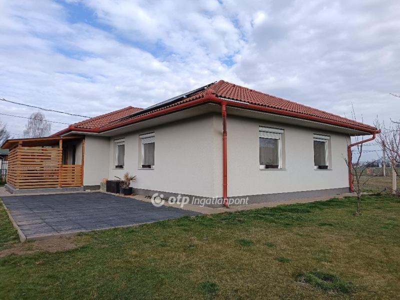 Eladó családi ház Mikepércs