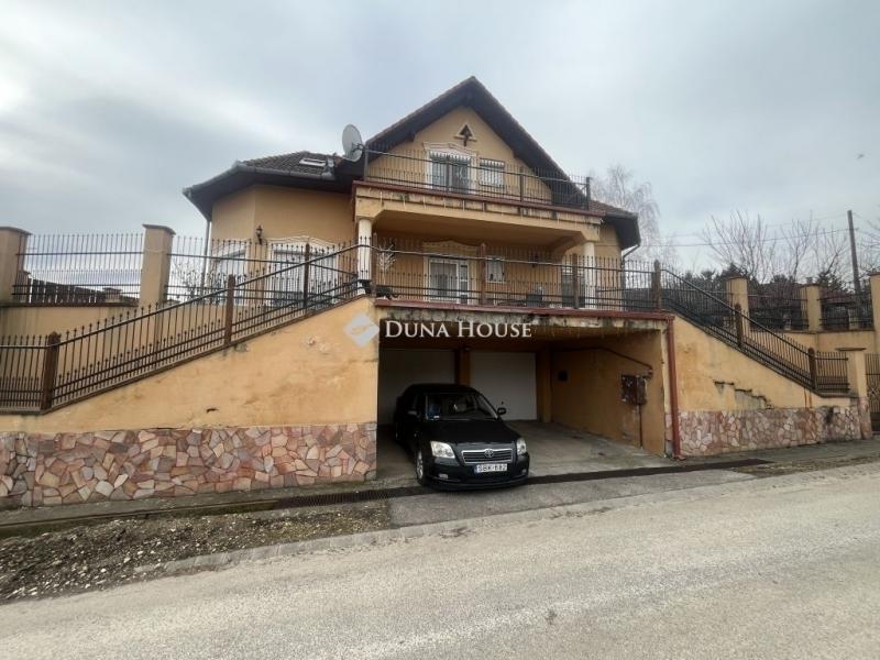 Eladó családi ház Úri