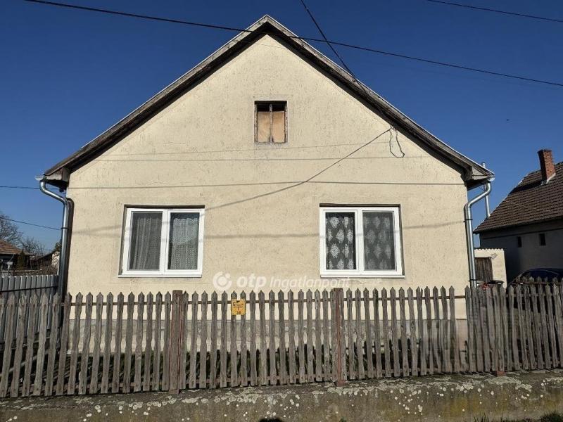 Eladó családi ház Poroszló