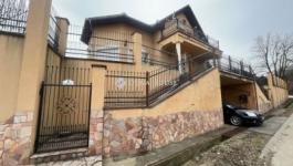 Eladó családi ház Úri