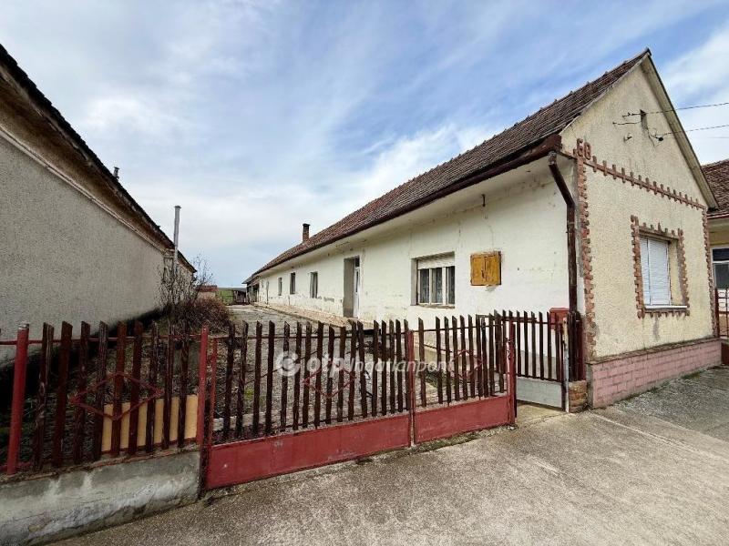 Eladó családi ház Újpetre