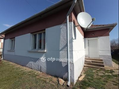 Eladó családi ház Gyöngyösoroszi