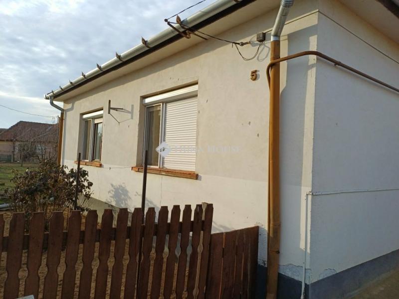 Eladó családi ház Papos