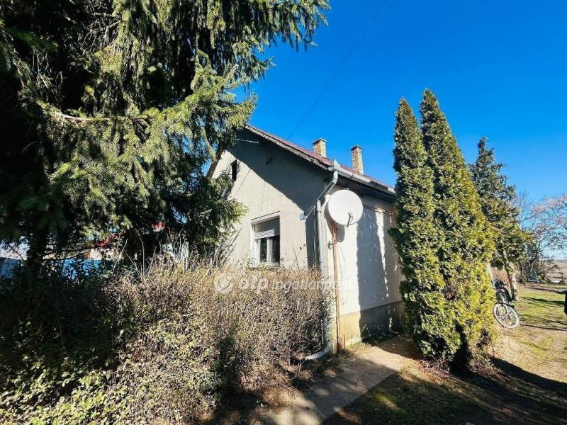 Eladó családi ház Demecser