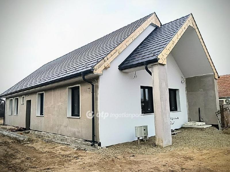 Eladó családi ház Jászfényszaru