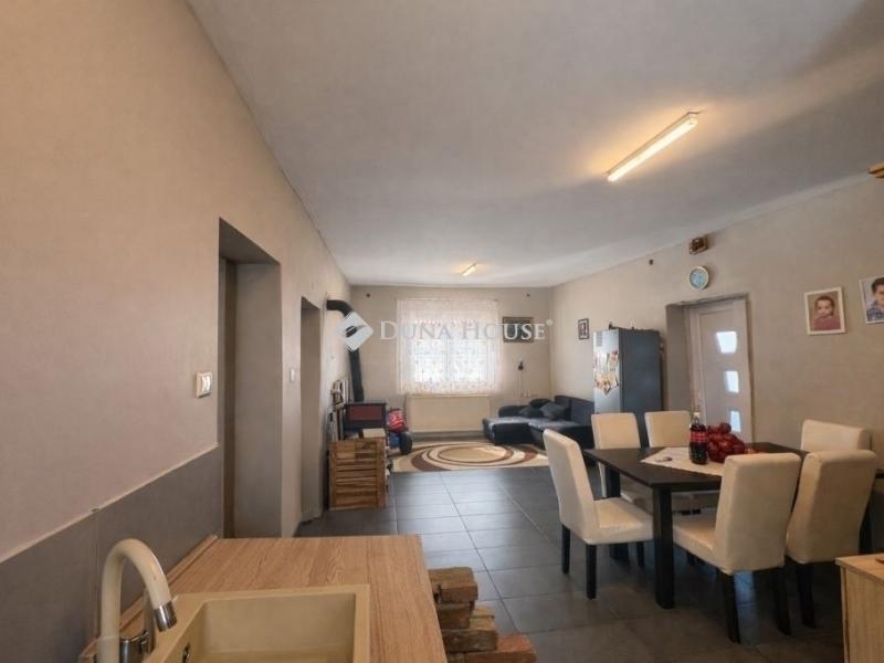 Eladó családi ház Úri