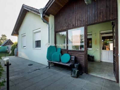 Eladó családi ház Gönyű