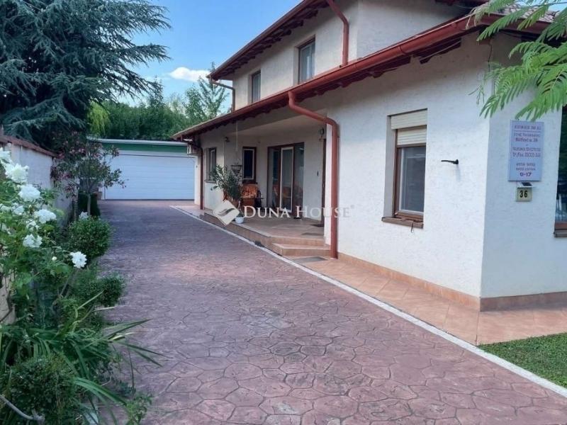 Eladó családi ház Törökbálint