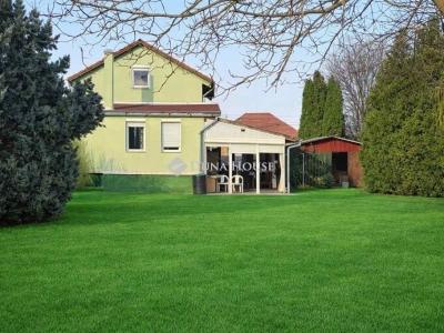 Eladó családi ház Úri