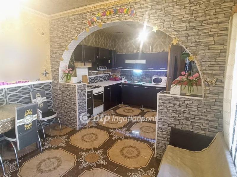 Eladó családi ház Valkó