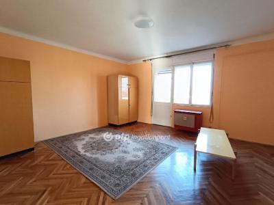 Eladó lakás Csongrád