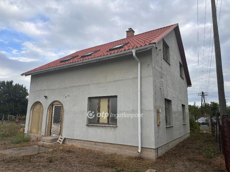 Eladó családi ház Cegléd