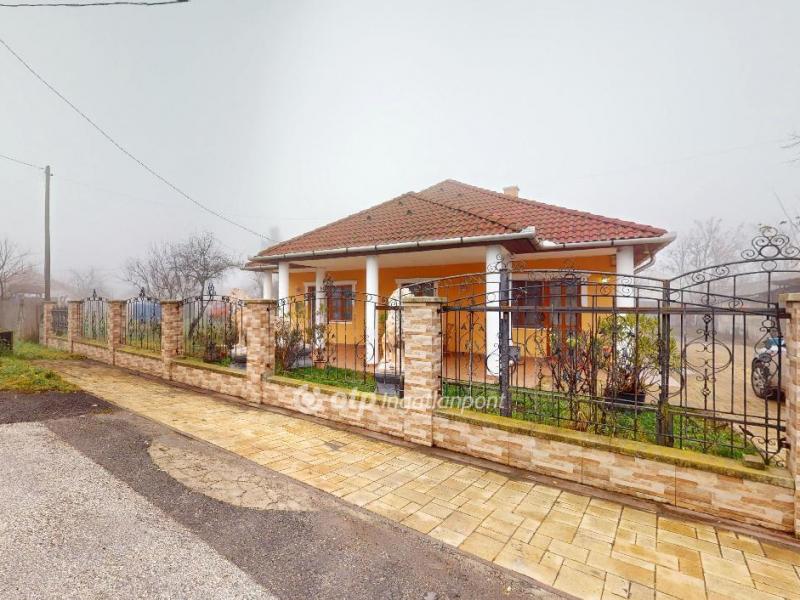 Eladó családi ház Poroszló