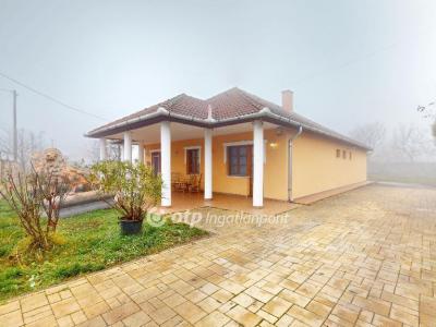 Eladó családi ház Poroszló