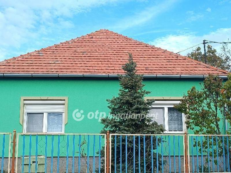 Eladó családi ház Törtel