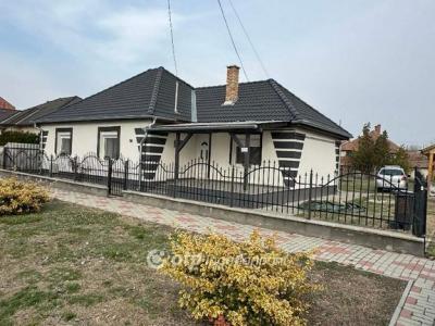 Eladó családi ház Abony