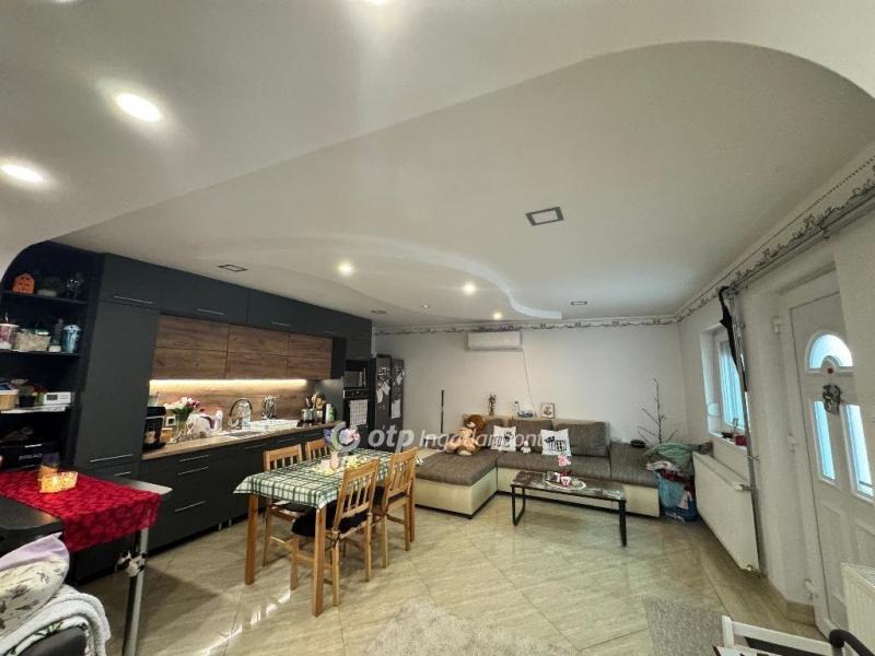 Eladó családi ház Abony