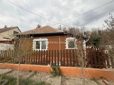 Eladó családi ház Úri