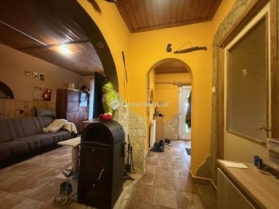 Eladó családi ház Úri