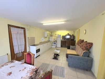 Eladó családi ház Úri