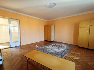 Eladó lakás Csongrád