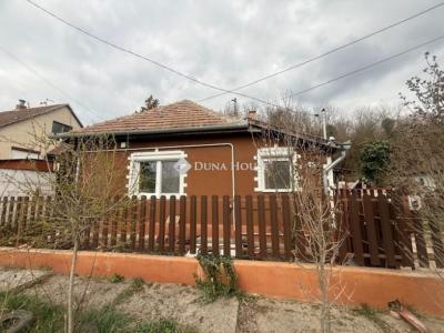 Eladó családi ház Úri