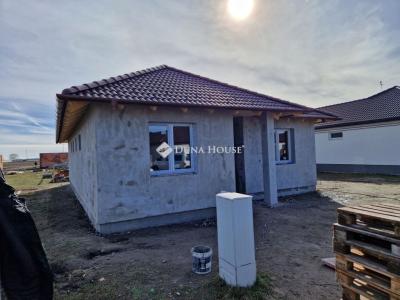 Eladó családi ház Monor