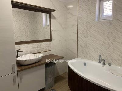 Eladó családi ház Cegléd