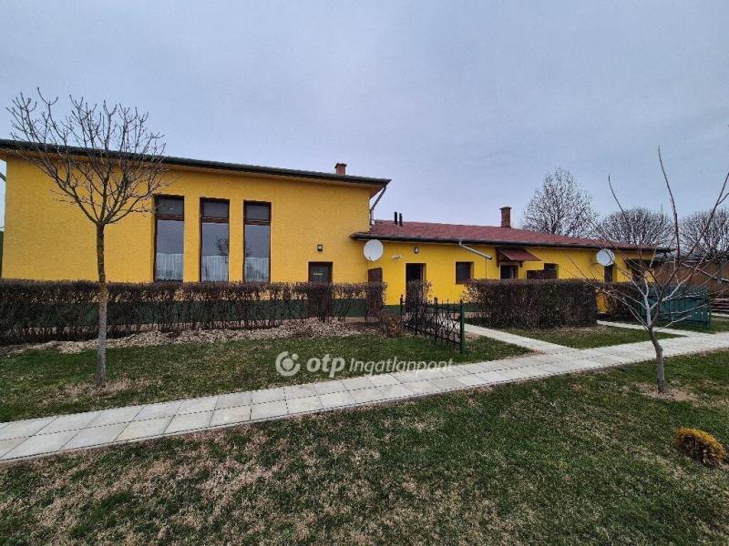 Eladó lakás Szentes