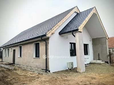 Eladó családi ház Jászfényszaru