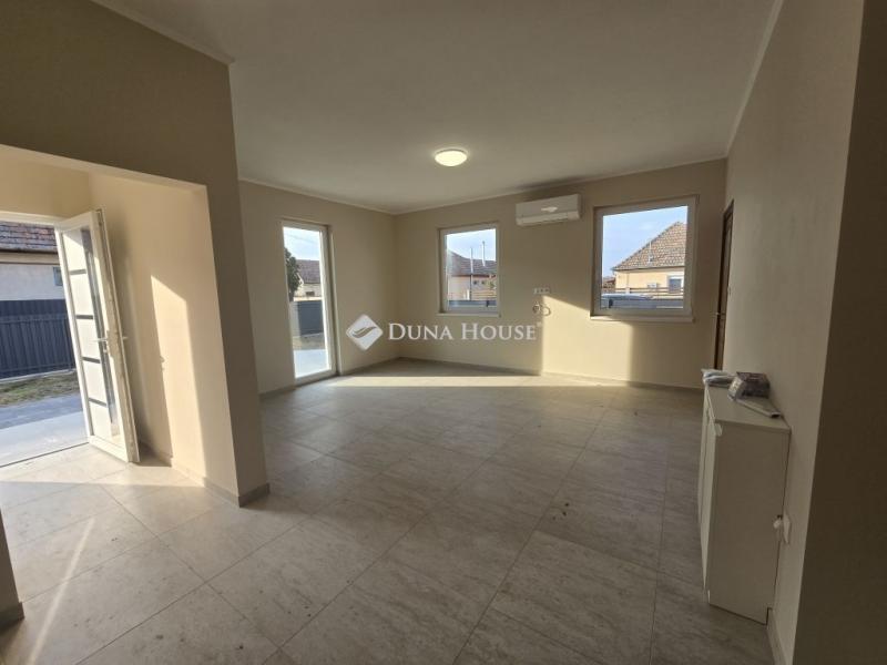 Eladó lakás Újlengyel