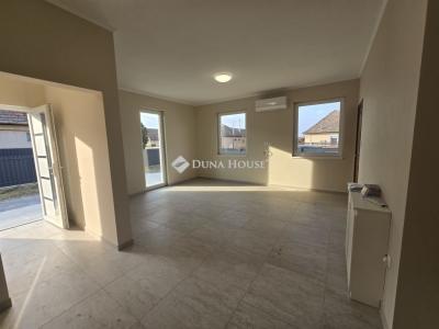 Eladó lakás Újlengyel