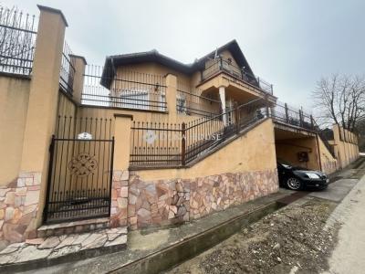 Eladó családi ház Úri