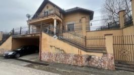 Eladó családi ház Úri