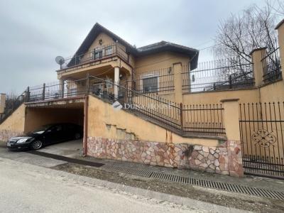 Eladó családi ház Úri