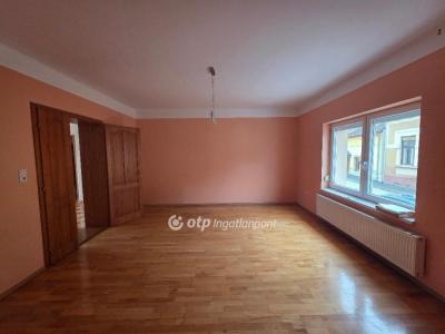 Eladó családi ház Pápa