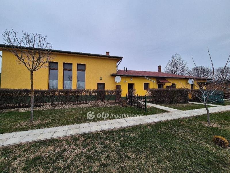 Eladó lakás Szentes