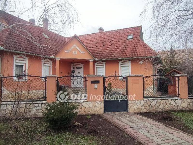 Eladó családi ház Szolnok
