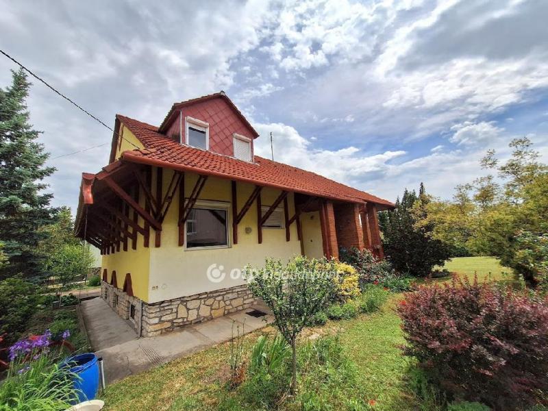 Eladó családi ház Alsóörs