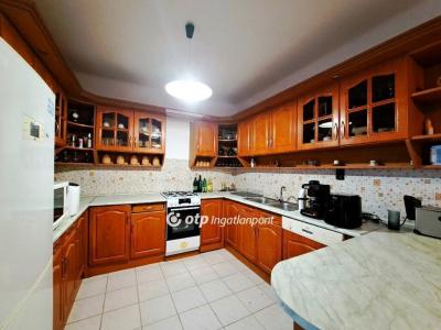 Eladó családi ház Levelek