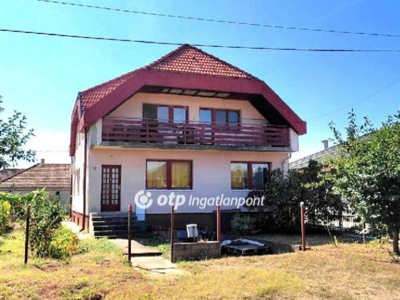 Eladó családi ház Levelek